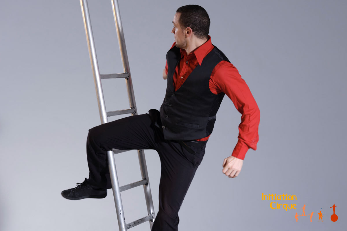 Spectacle-echelle-acrobatique-1